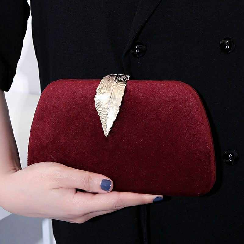 Velvet Leaf Clasp Clutch – Classic Charm in Every Detail