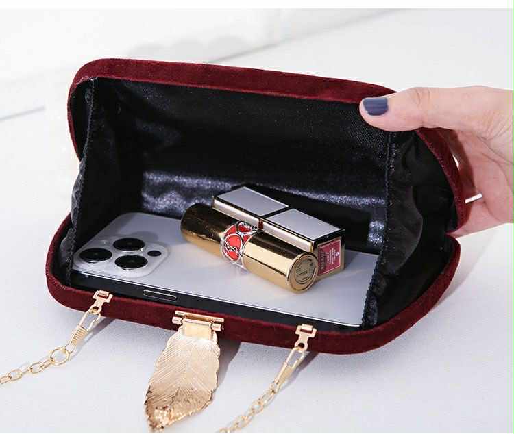 Velvet Leaf Clasp Clutch – Classic Charm in Every Detail